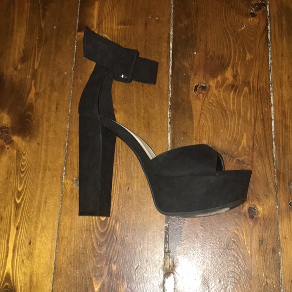 Shoes/heels - Picture 2 of 4